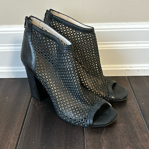 le chateau Shoes - Women’s Le Chateau Open Toed Mesh Booties size 8